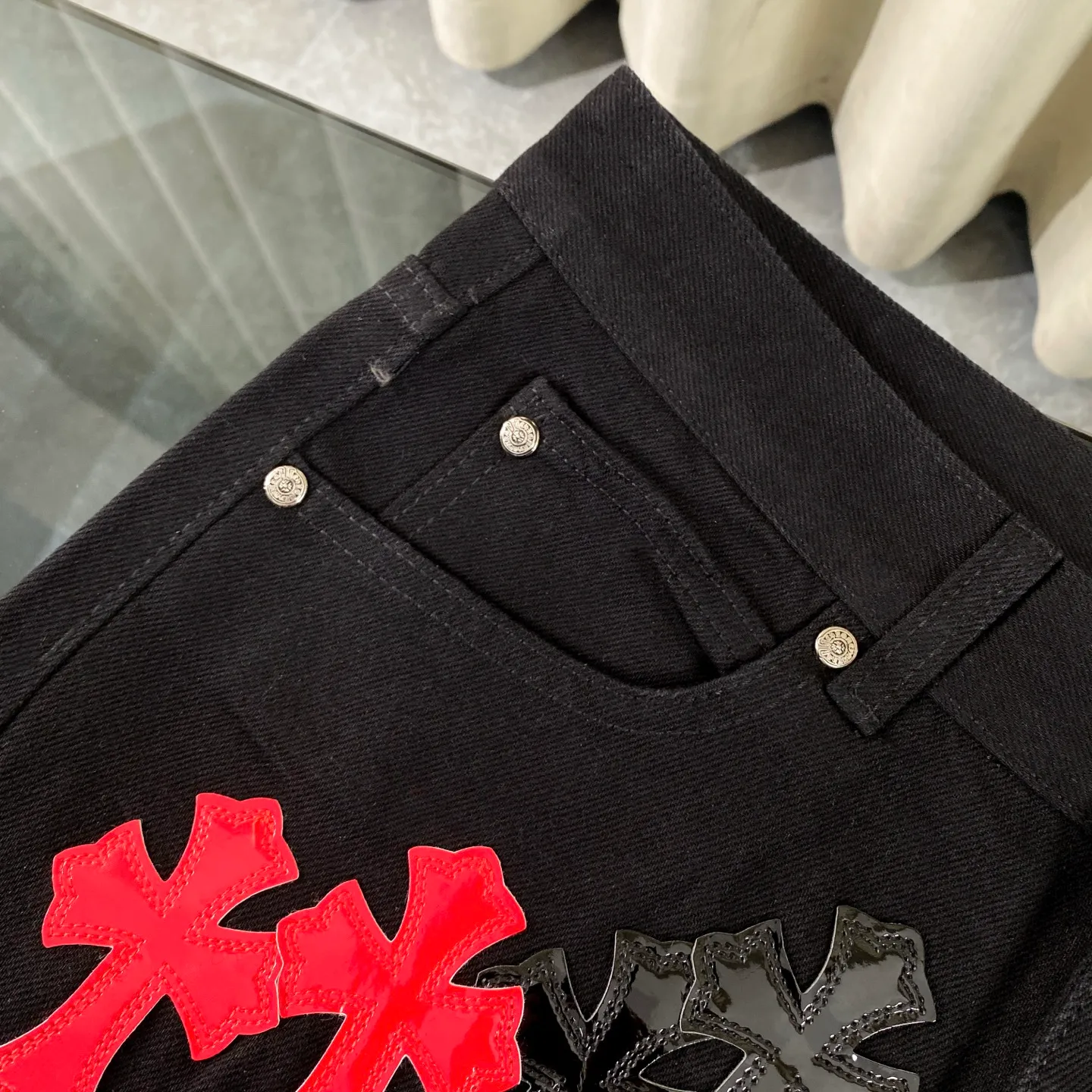 P250 CH Chromehearts St. Bart’s limited edition leopard print bright leather cross patchwork black heavy-duty jeans. The counter price is 34W level. The patchwork cross pattern is embellished and the jeans are washed! ! An absolutely high-end luxury product, a 1.9W-level god-level single product, a super popular product, made by top heavy industry, a magic weapon that cannot be missed! [About Zangyin] This is an extremely luxurious fashion brand that can also be called the aristocracy of the high street. It has always been an exclusive brand for some hipsters or rich second generations. Compared with ordinary high streets, it is more luxurious and noble. Compared with luxury brands, it is more fashionable and individual. It has always been a brand that I have a special liking for. [Top heavy industry fashion design] Consistently high-street luxury style. Speaking of this style, the Zangyin family and GU family are definitely the leading representative brands. Especially the Zangyin family has really achieved a state-of-the-art effect in creating high-street style. The unique washed material is used to create this style. The color system is already quite eye-catching. After it is decorated with patchwork cross flowers, it cleverly highlights the charm of the brand. Secondly, this style uses classic The high-waist cutting design highlights the long legs and fashionable temperament of the upper body. The brand is highly recognizable and the slim fit configuration is more suitable for daily wear. It is a product that interprets personality, fashion, and specifications at a glance. This single product is enough to make any fan excited. It can be a white T-shirt for a youthful college style, or a tight suspender for a royal style. It has strong matching ability and can be easily controlled by men.  [Materials and craftsmanship] Needless to say, this point goes without saying. As an excellent craftsman brand, Zangyin’s requirements for details and craftsmanship are really perfect. The washed color of this model has gone through so many processes, not to mention the embellishment of denim appliques. It is also purely hand-made and sewn. Just like what they believe in, only hand-made things have soul and have the meaning of wear. A top-notch heavy-duty fashionable denim item, I look forward to your perfect interpretation! !  Color: Black Size: 28-36